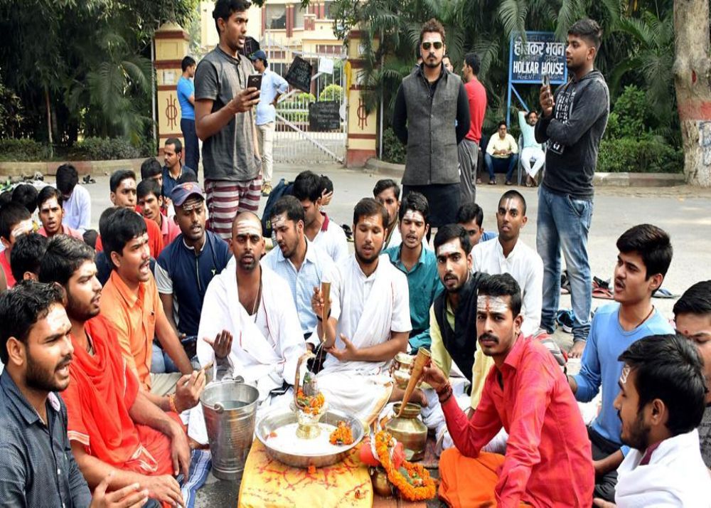 sanskrit-students-protest-against-the-appointment-professor