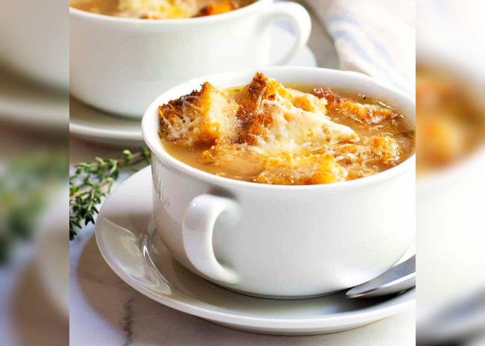 French-Onion-Soup-served-in-white-bowls-featured (1)