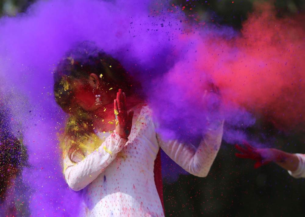 lucky colors for holi 