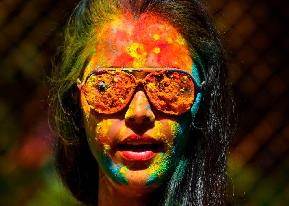 lucky colors for holi 