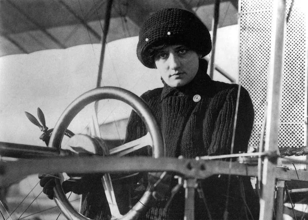 first woman to fly plane