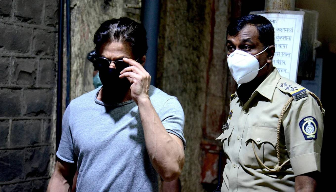 SRK Reaches Arthur Road Jail To See Son Aryan Khan, Video Surfaces
