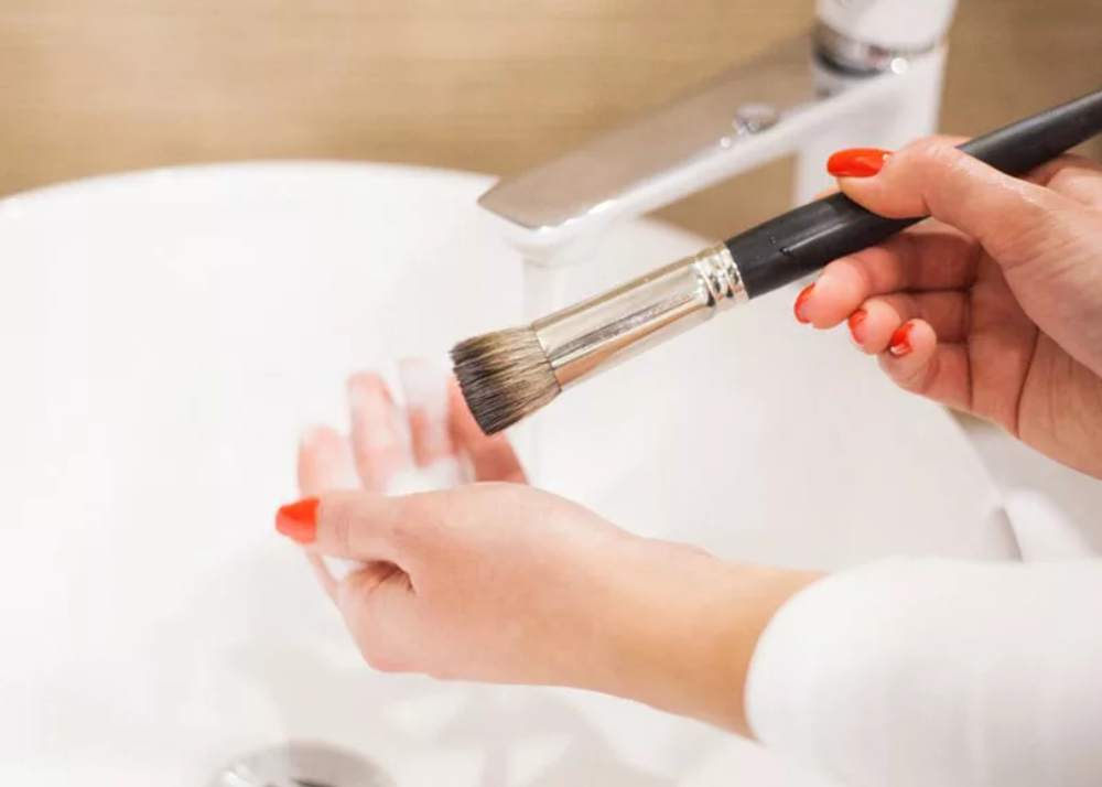 how to clean makeup brushes 