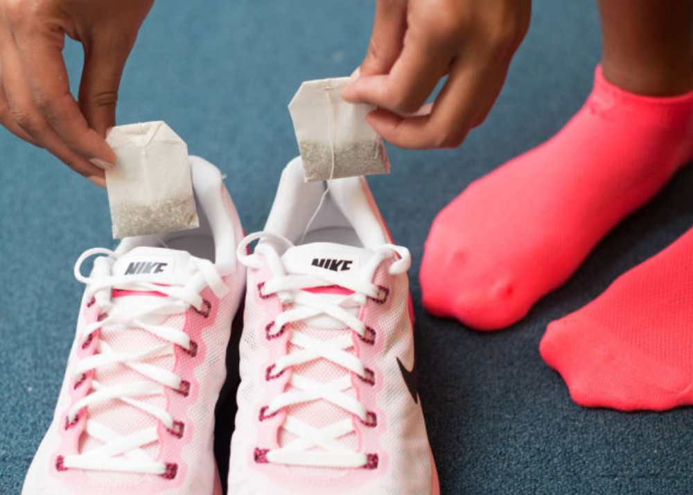 how to remove smell from shoes 
